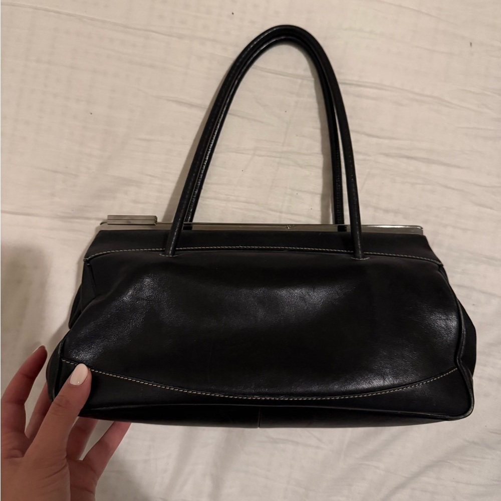 Elegant Black Leather Handbag- Vintage gucci